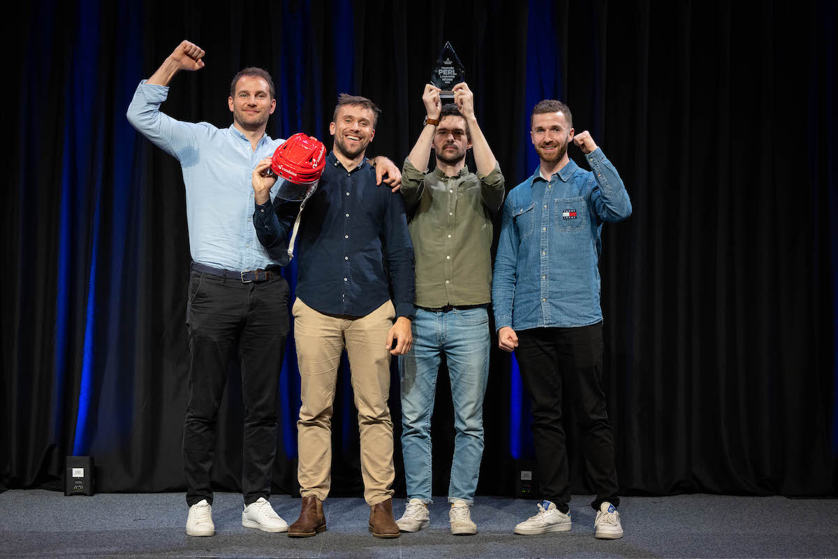 Les gagnants - Tom Bertrand, M. Mathieu Falbriard, M. Michael Blackburn et M. Pierre Coieffey de Bearmind SA, remporte le Trophée Lausanne Région 2023 - EMO-Photo.com