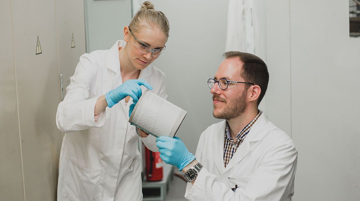 Nicole Aegerter and Christoph Schneeberger in the laboratory, holding a hybrid fibre cake