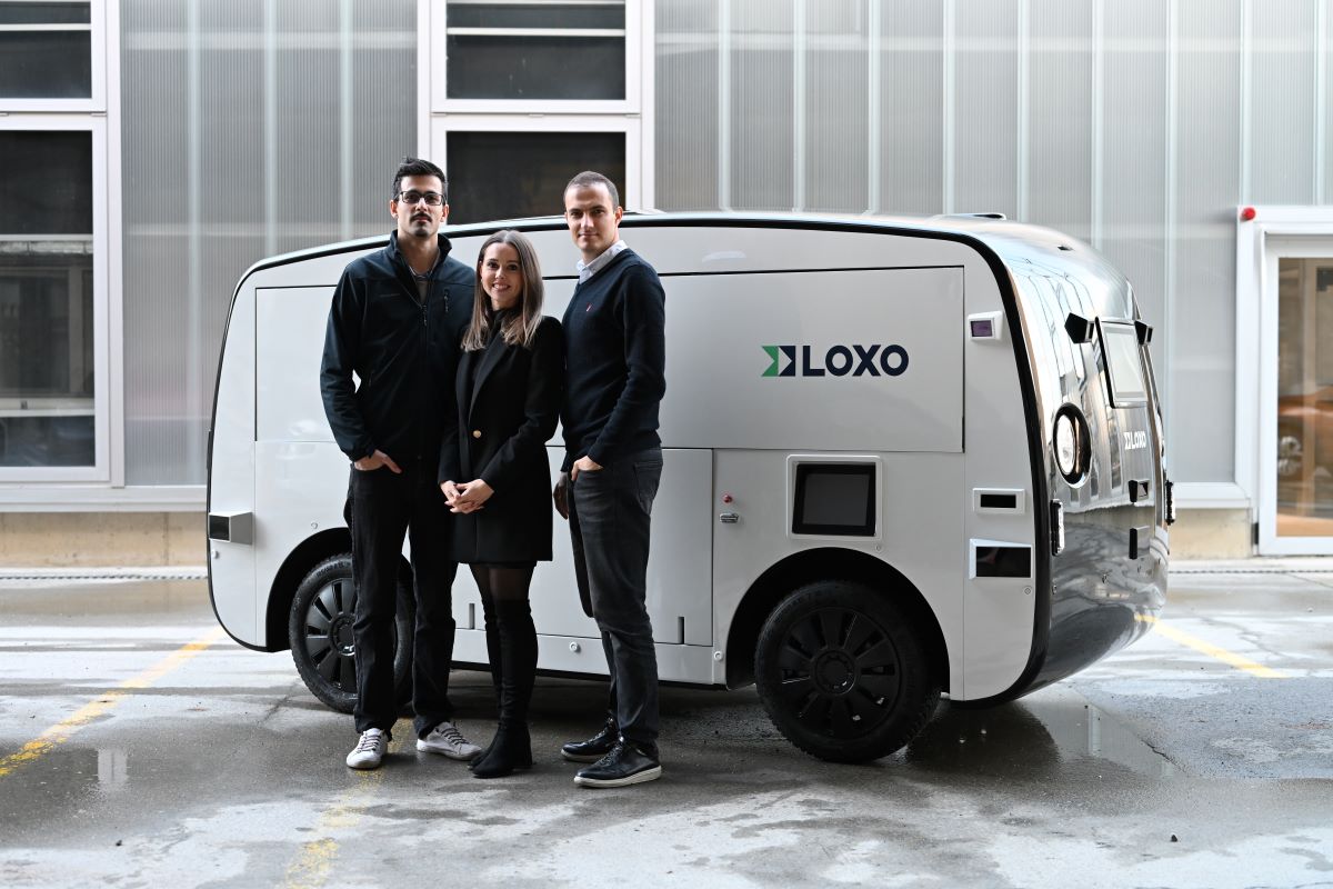 LOXO-Gründerteam mit dem autonomen Fahrzeug