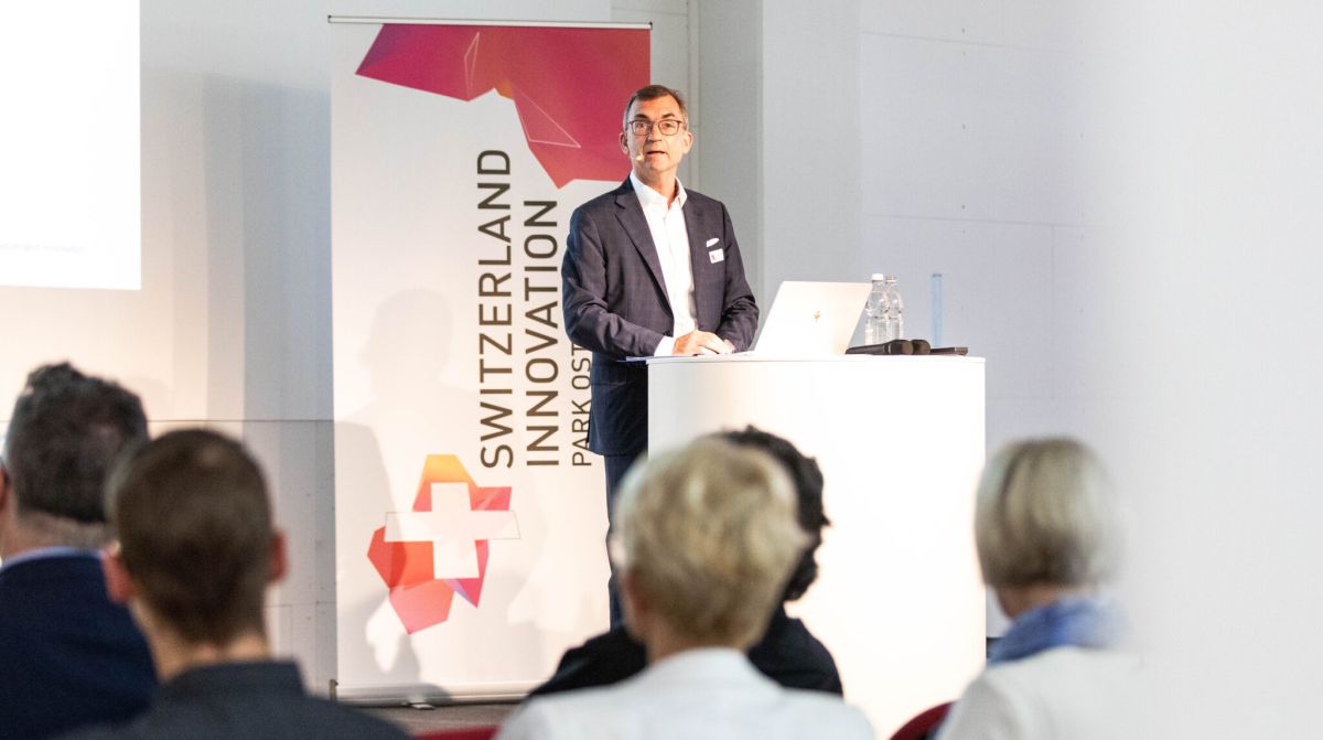 Roland Ledergerber begrüsst die Teilnehmer der ersten GV des Switzerland Innovation Park Ost im Juni 2023
