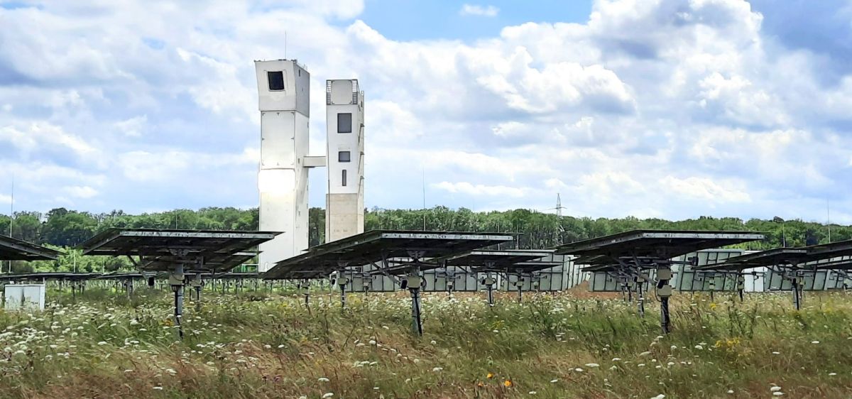 Synhelion uses the DLR’s solar tower in Jülich to test its solar fuel technology on industrial scale. Source: Synhelion