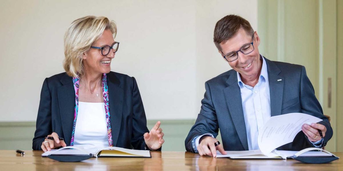 Sabine Keller-​Busse, President UBS Switzerland, und Joël Mesot, Präsident ETH, unterzeichnen die Verträge zur strategischen Partnerschaft. (Bild: Alessandro Della Bella / ETH Zürich)