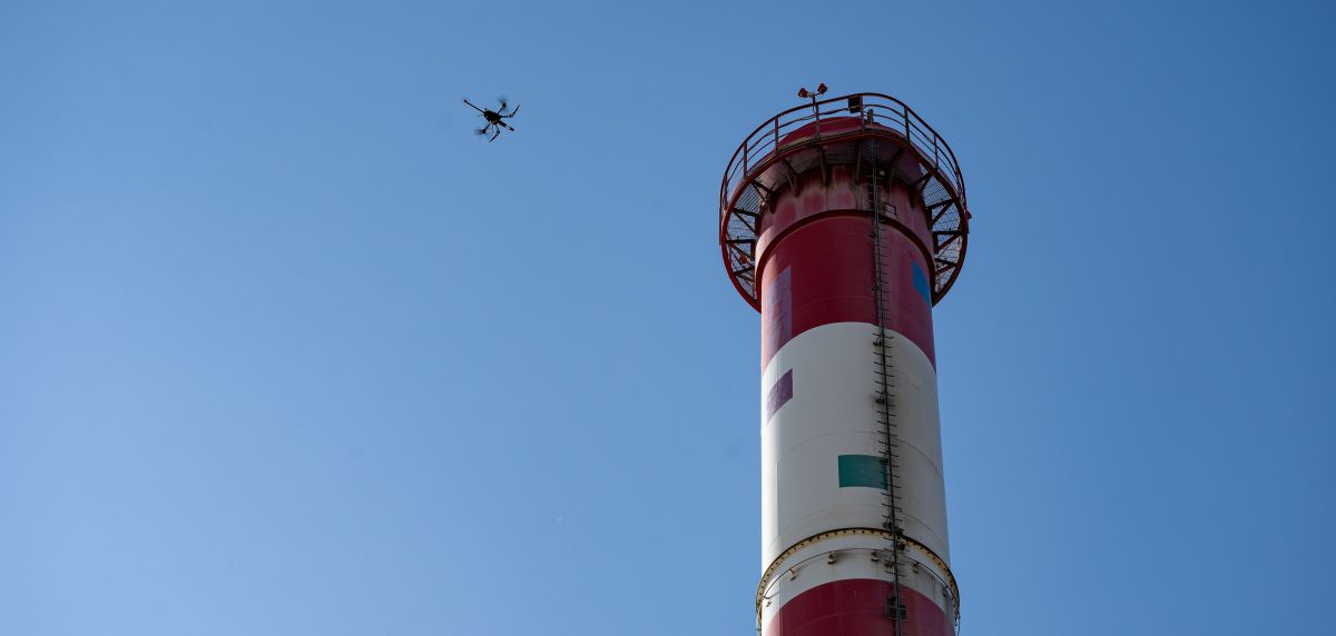 Voliro Drohne in 100 Meter Höhe am Holcim Kamin
