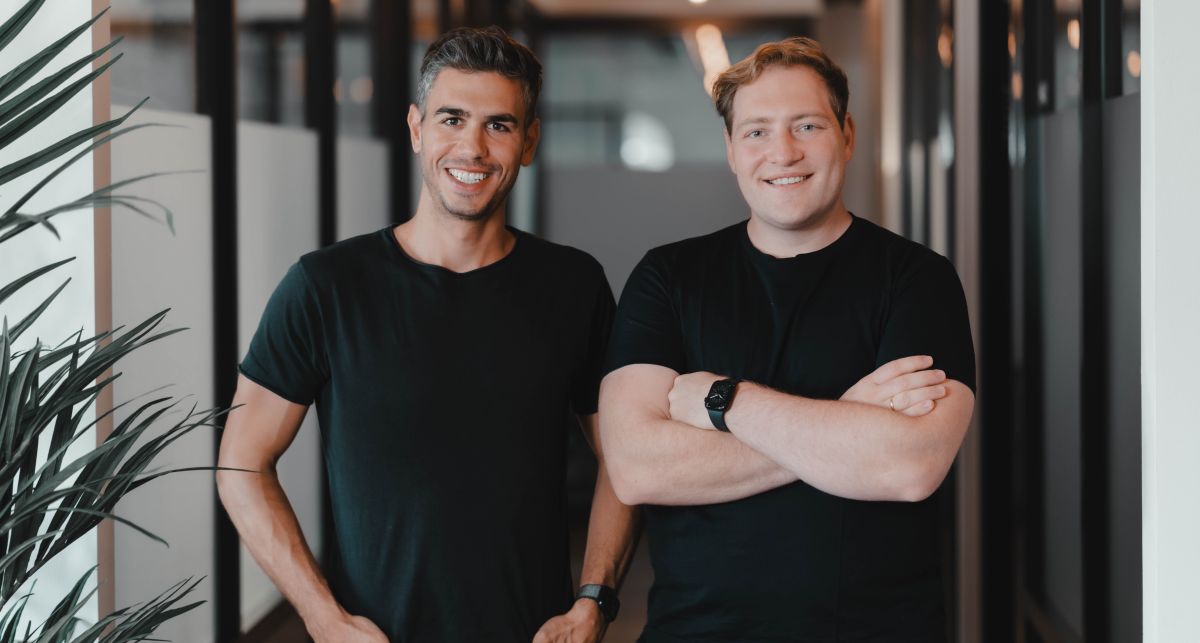Die deskbird-Gründer Ivan Cossu, CEO, und Jonas Hess, CPO