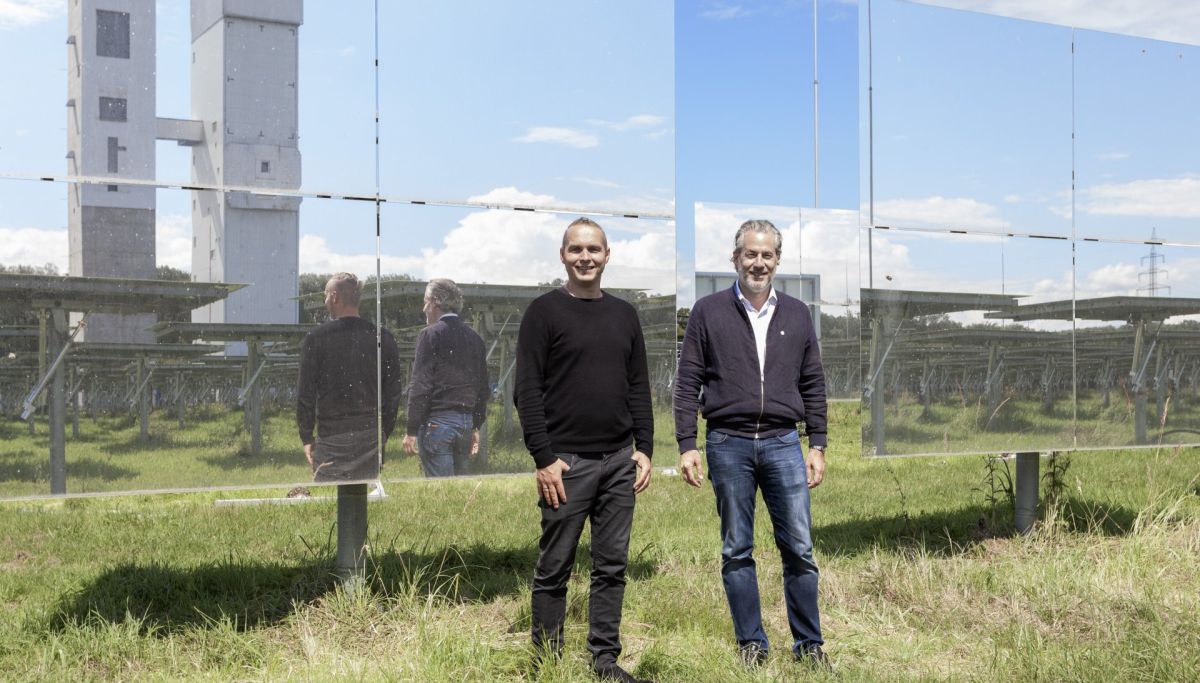 Patrick Hilger, Geschäftsführer bei Heliokon (links), und Gianluca Ambrosetti, CEO von Synhelion vor den Spiegelsystemen der Heliokon bei einem gemeinsamen Text in einer Anlage im deutschen Jülich