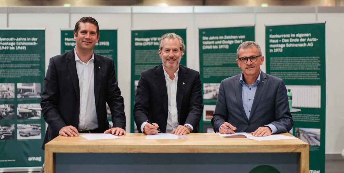 Dr. Philipp Furler, CEO and Founder of Synhelion, Dr. Gianluca Ambrosetti, CEO and Founder of Synhelion, and Helmut Ruhl, CEO of AMAG Group Ltd at the signing of the contract at Swiss Classic World, Lucerne.