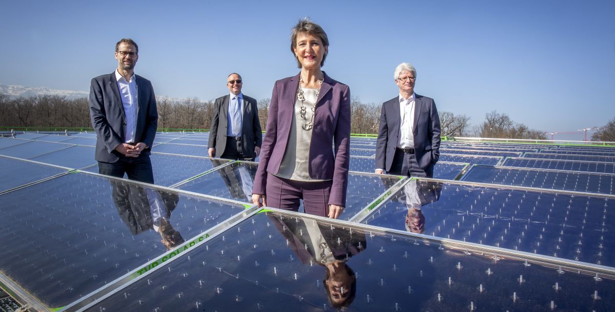 Simonetta Sommaruga vient d’inaugurer la nouvelle centrale solaire thermique SIG SolarCAD II à Genève.