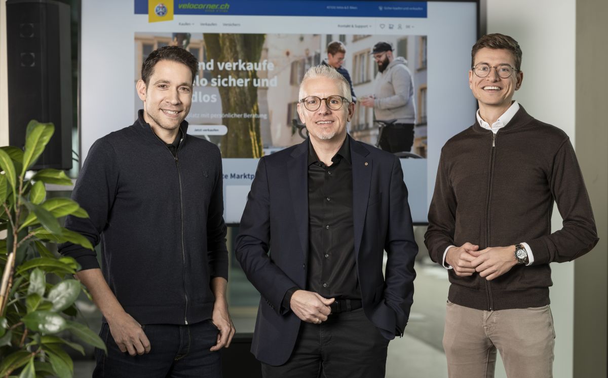 TCS-Direktor Bernhard Bieri umrahmt von Velocorner-Gründer Mario Friedli (links) und Ciril Stebler (rechts)